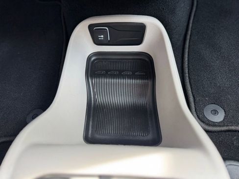 Used 2023 Chrysler Voyager LX image 21