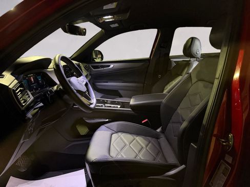 Used 2024 Volkswagen Atlas Cross Sport SE image 9