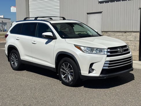 Used 2019 Toyota Highlander XLE AWD/4WD image 1