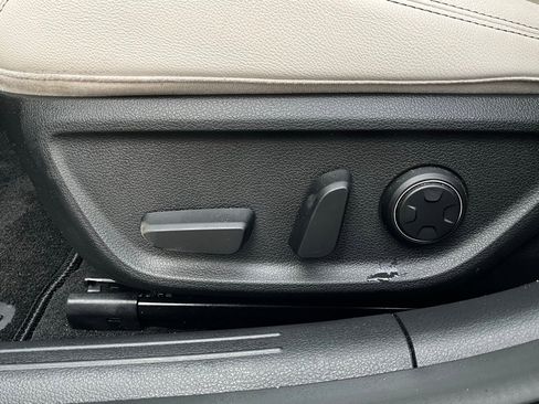 Used 2025 Genesis G70 2.5T image 11