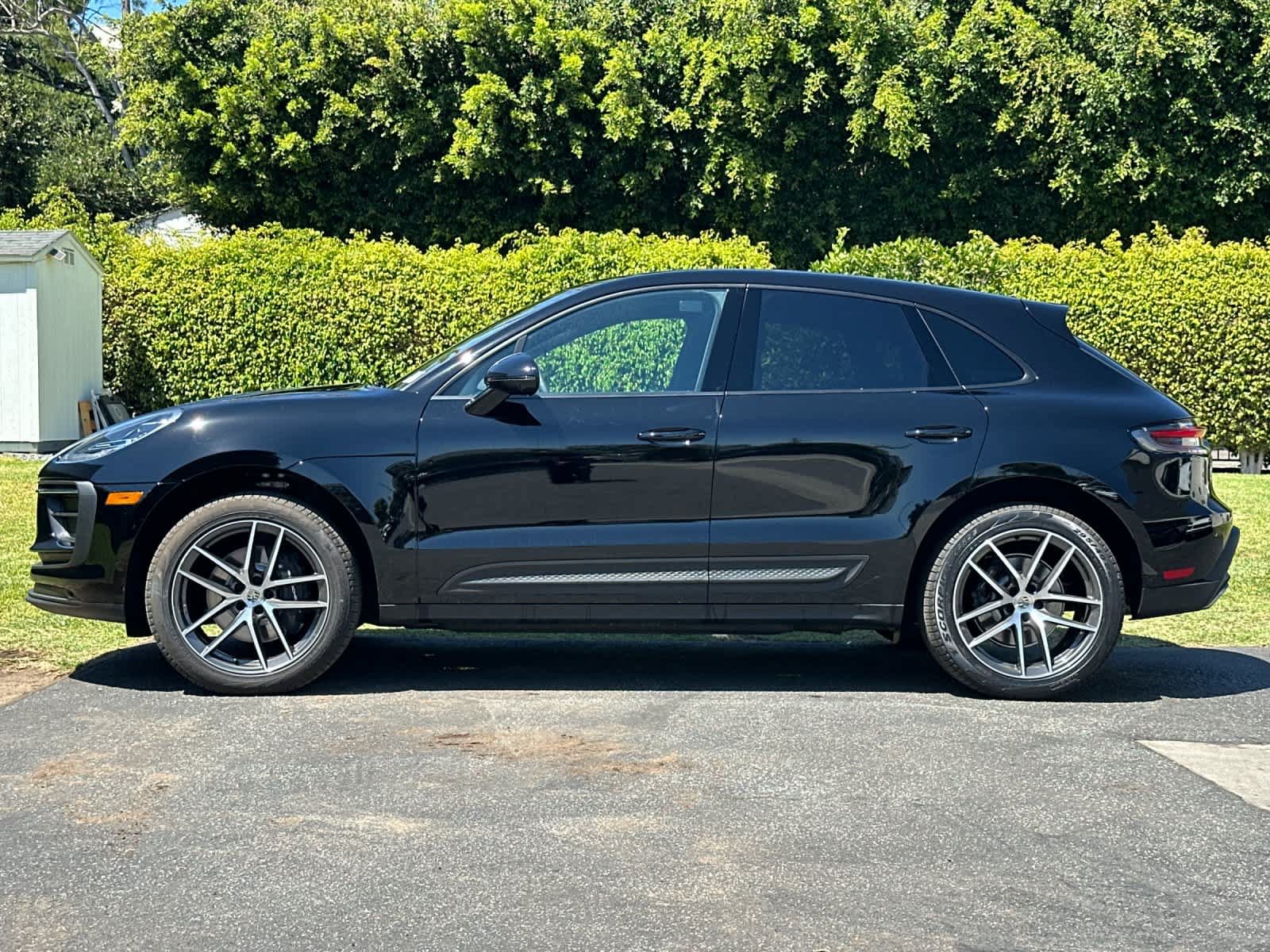 Certified 2025 Porsche Macan AWD/4WD image 2
