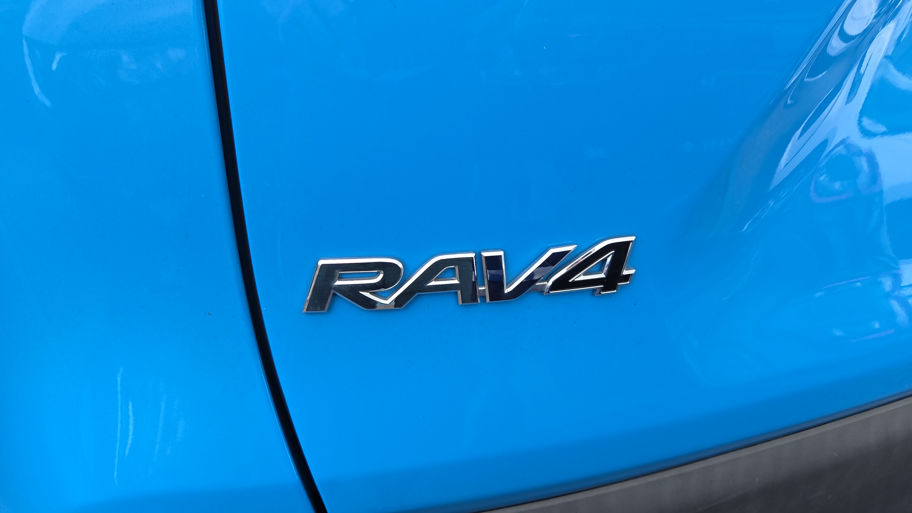 Used 2021 Toyota RAV4 XLE Premium FWD image 4