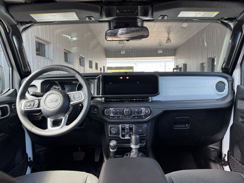 Used 2025 Jeep Wrangler Sahara image 32