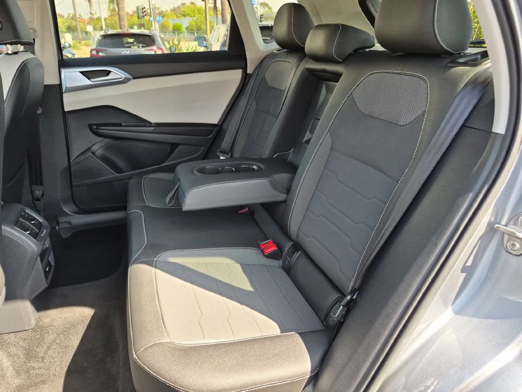 Used 2025 Volkswagen Taos SE AWD/4WD image 27