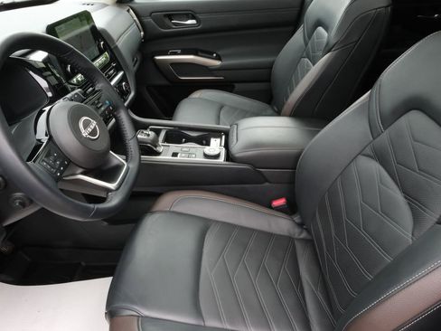 Used 2025 Nissan Pathfinder Platinum AWD/4WD image 5