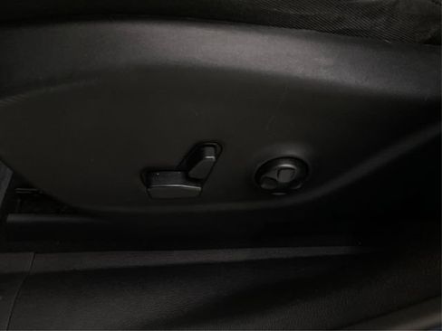 Used 2019 Jeep Cherokee Latitude Plus w/ Cold Weather Group AWD/4WD image 24