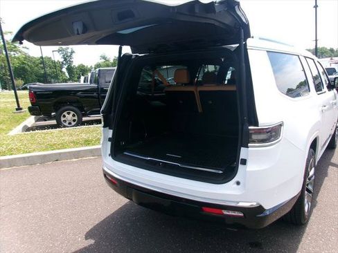 Certified 2025 Jeep Grand Wagoneer L Series III w/ Rear Seat Video Group 1 AWD/4WD image 18
