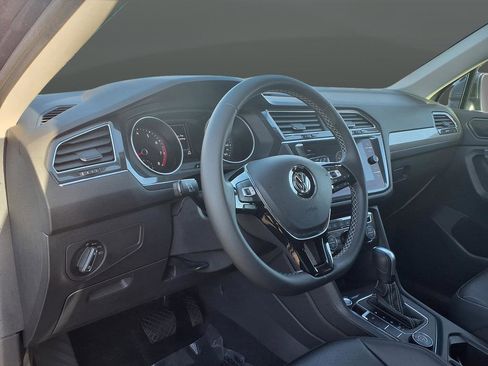 Used 2021 Volkswagen Tiguan SE w/ Panoramic Sunroof Package image 38