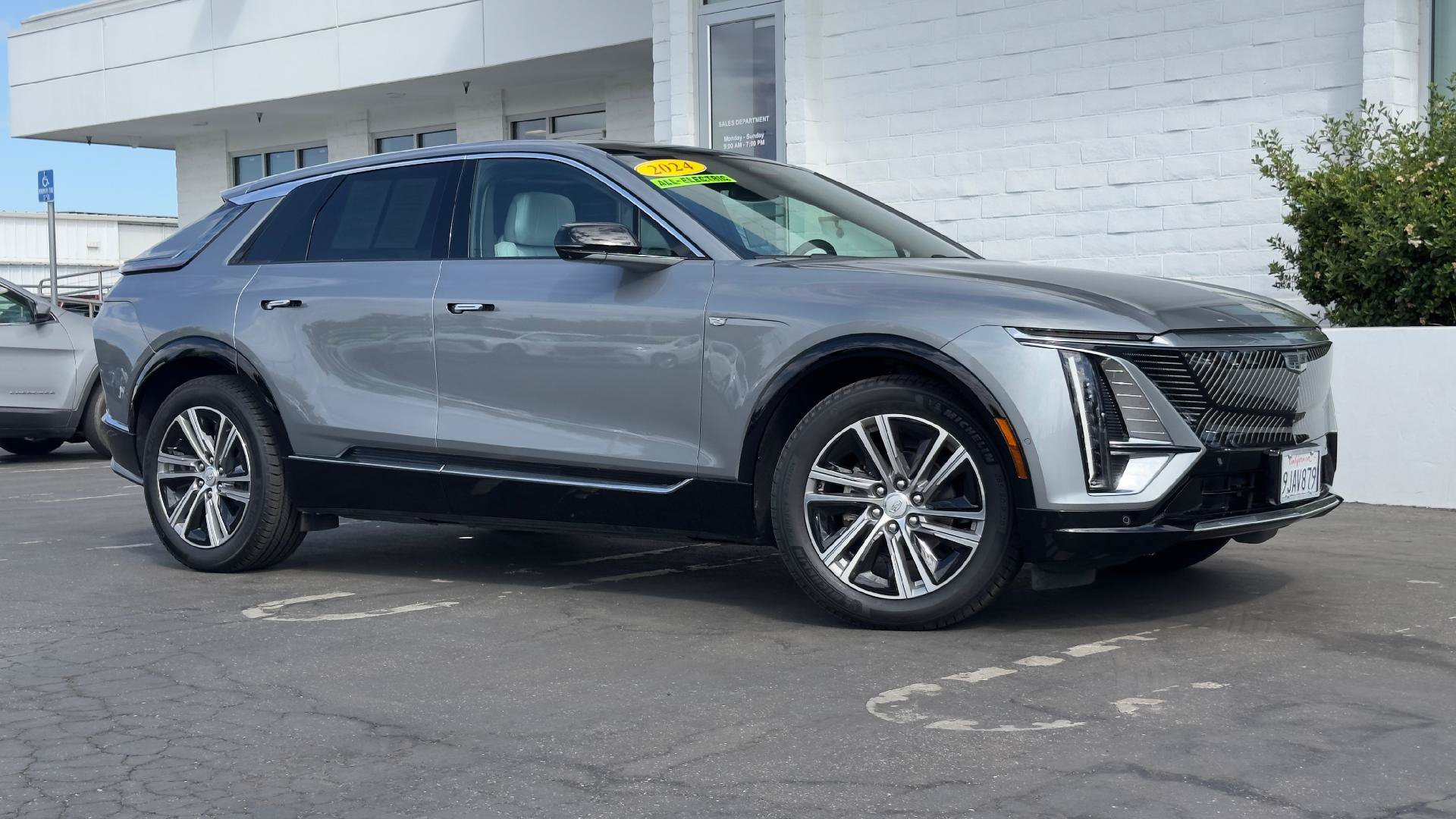 Certified 2024 Cadillac Lyriq Luxury AWD/4WD image 2