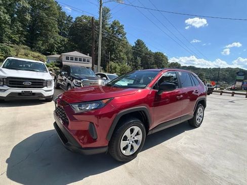Used 2019 Toyota RAV4 LE FWD image 18