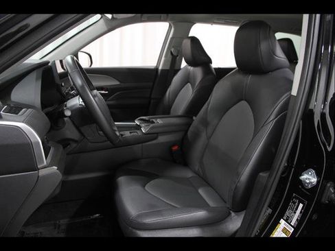 Used 2025 Toyota Grand Highlander AWD image 5
