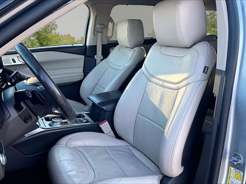 Used 2020 Ford Explorer Platinum w/ Premium Technology Package image 25