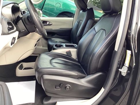 Used 2023 Chrysler Pacifica Touring-L FWD image 14