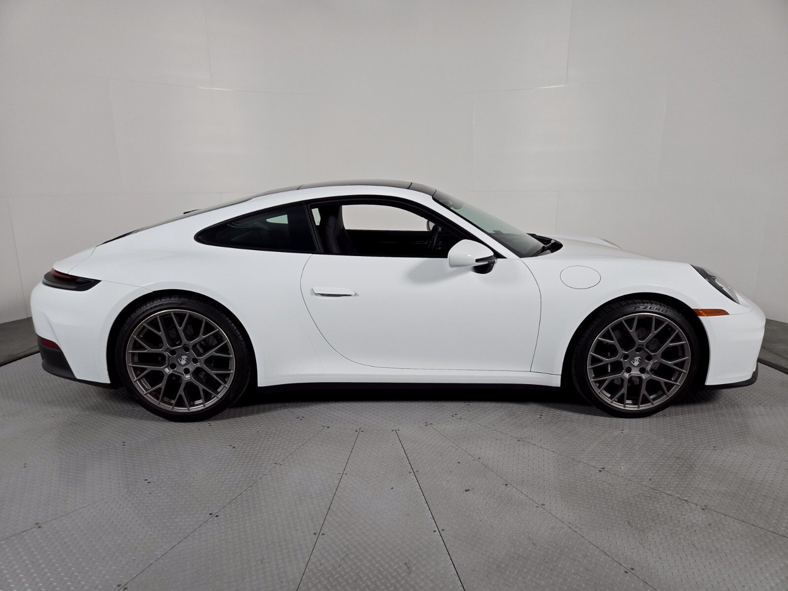 Used 2025 Porsche 911 Carrera RWD image 6