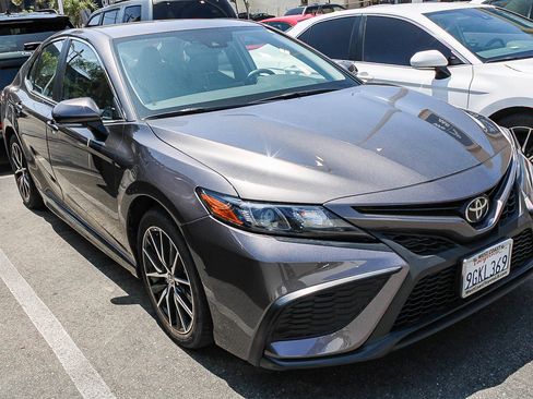 Used 2023 Toyota Camry SE FWD image 3