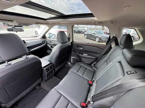 Used 2023 Nissan Rogue SV w/ SV Premium B Package image 24