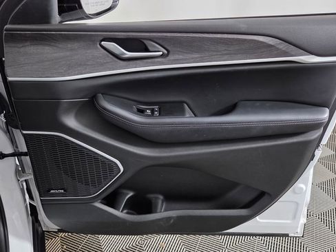 Used 2023 Jeep Grand Cherokee Limited image 36