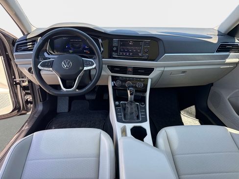Used 2023 Volkswagen Jetta SE FWD image 16