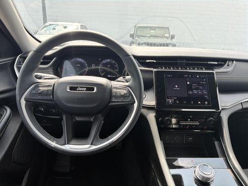 Used 2023 Jeep Grand Cherokee Laredo w/ Luxury Tech Group I AWD/4WD image 13