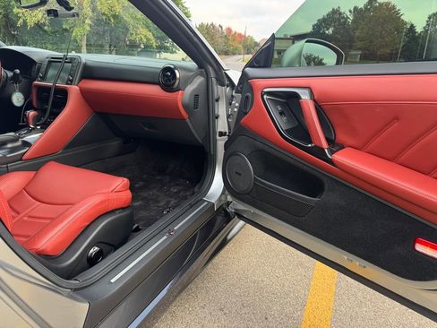 Used 2017 Nissan GT-R Premium w/ Premium Interior Package image 42