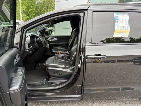 Used 2019 Chrysler Pacifica Limited w/ S Appearance Package FWD image 11