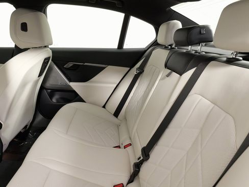 Used 2024 BMW 530i xDrive image 39