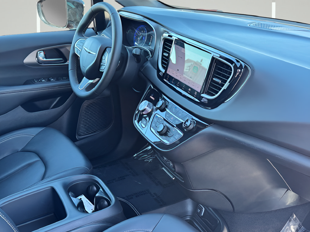 Used 2025 Chrysler Pacifica Select FWD image 11
