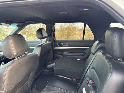 Used 2017 Ford Explorer XLT w/ Equipment Group 202A image 6