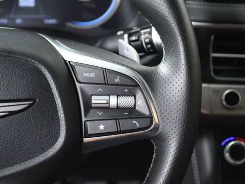 Used 2025 Genesis G70 2.5T image 13