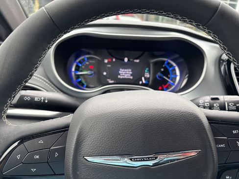 Used 2022 Chrysler Pacifica Touring-L w/ S Appearance Package FWD image 7