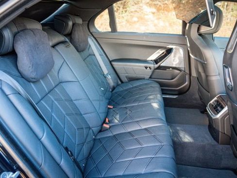 Used 2023 BMW i7 xDrive60 w/ Executive Package 2 image 46