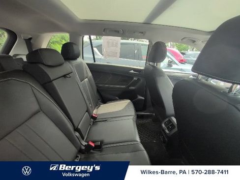 Used 2023 Volkswagen Tiguan SE w/ Panoramic Sunroof Package FWD image 9