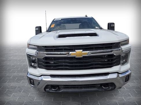 Used 2025 Chevrolet Silverado 2500 LT image 2