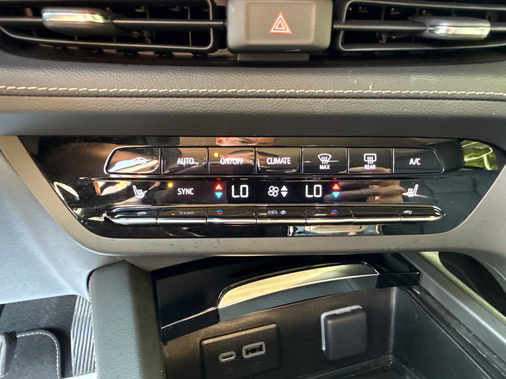 Used 2023 Buick Envision Essence AWD/4WD image 32