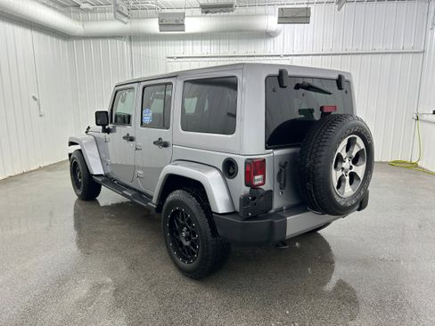 Used 2018 Jeep Wrangler Unlimited Sahara w/ Connectivity Group AWD/4WD image 21