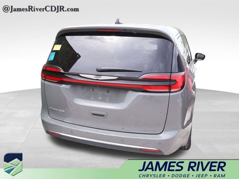 Used 2023 Chrysler Pacifica Touring-L FWD image 17