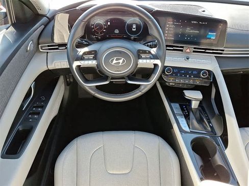 Used 2025 Hyundai Elantra Limited image 9