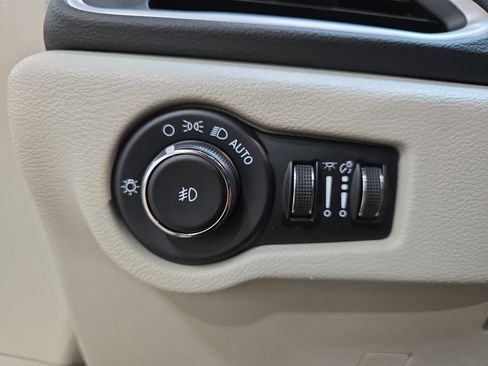 Used 2023 Chrysler Pacifica Touring-L FWD image 23