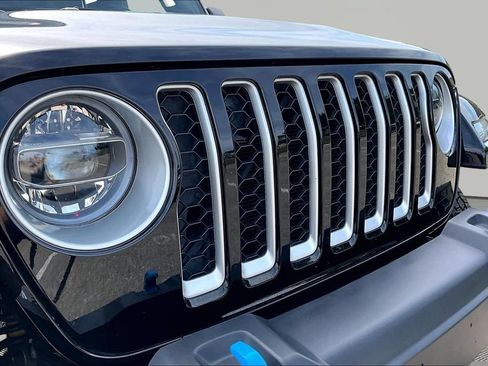 Used 2022 Jeep Wrangler Unlimited Sahara w/ Cold Weather Group AWD/4WD image 28