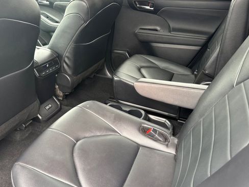 Used 2024 Toyota Highlander XLE AWD/4WD image 13