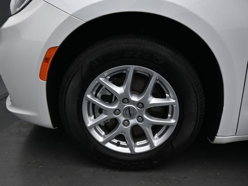 Used 2024 Chrysler Pacifica Touring image 66