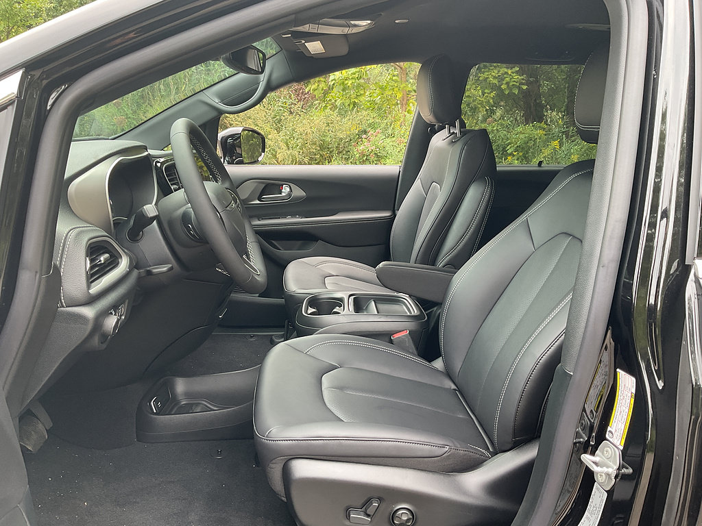 New 2027 Chrysler Pacifica Select AWD/4WD image 8
