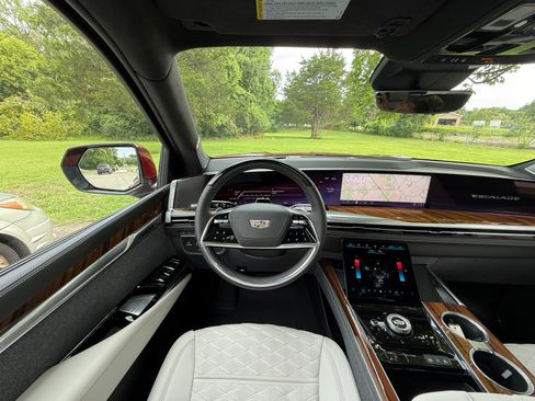 Used 2025 Cadillac Escalade Sport Platinum w/ LPO, Floor Liner Package AWD/4WD image 31