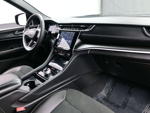 Used 2024 Jeep Grand Cherokee Altitude image 16