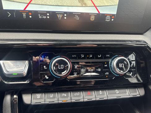 Used 2025 GMC Sierra 2500 AT4 w/ AT4 Premium Plus Package image 8