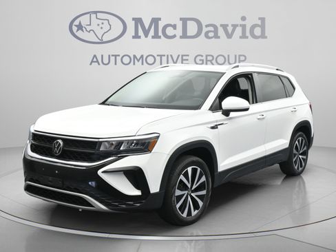 Used 2023 Volkswagen Taos SE FWD image 1