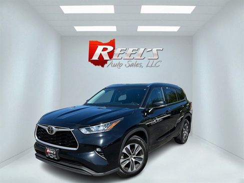 Used 2020 Toyota Highlander XLE AWD/4WD image 1