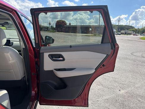 Used 2024 Nissan Rogue SV w/ SV Premium Package FWD image 17