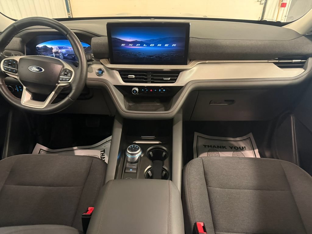 Used 2025 Ford Explorer Active AWD/4WD image 2