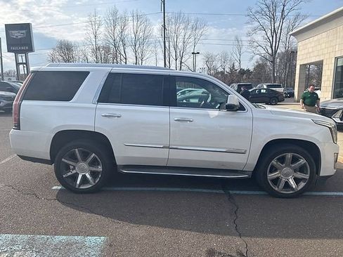 Used 2016 Cadillac Escalade Luxury image 2